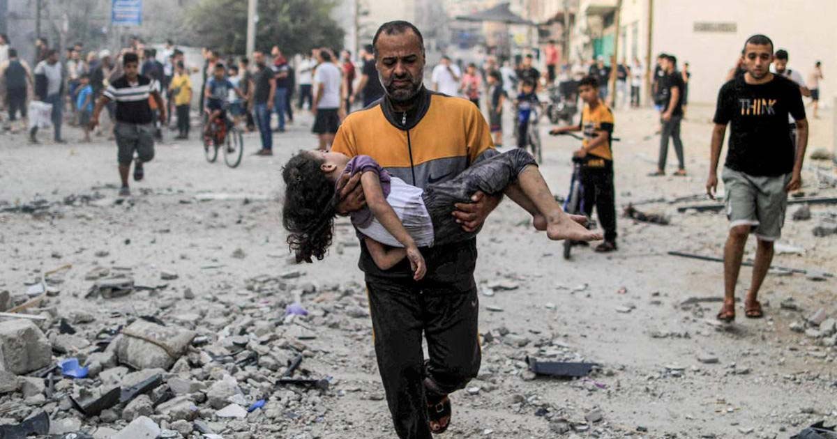 hombre llevando a niña en medio de bombardeo franja de gaza portal cada dia mejor