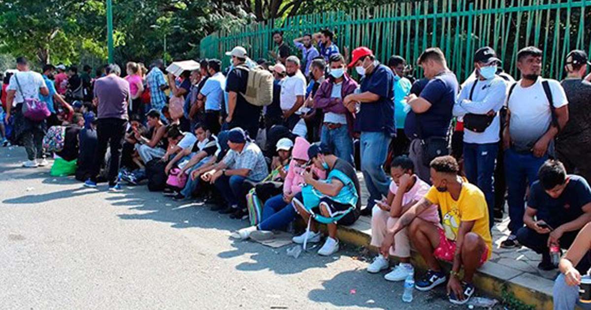 venezolanos en embajada esperando por tramites